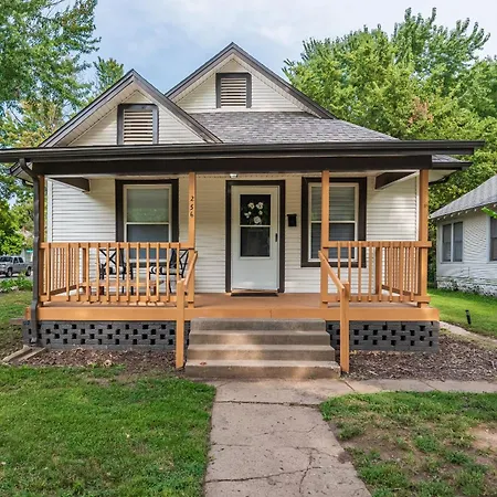 Beautiful 2 Bed 1 Bath Home Near College Hill